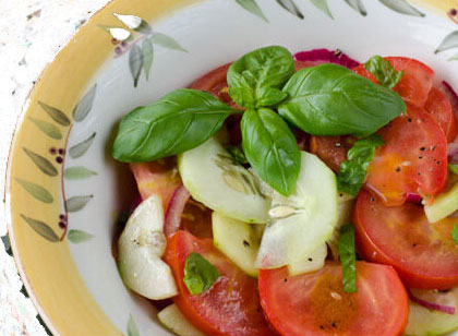 ensalada de pepino, albahaca y tomate, con cebolla roja