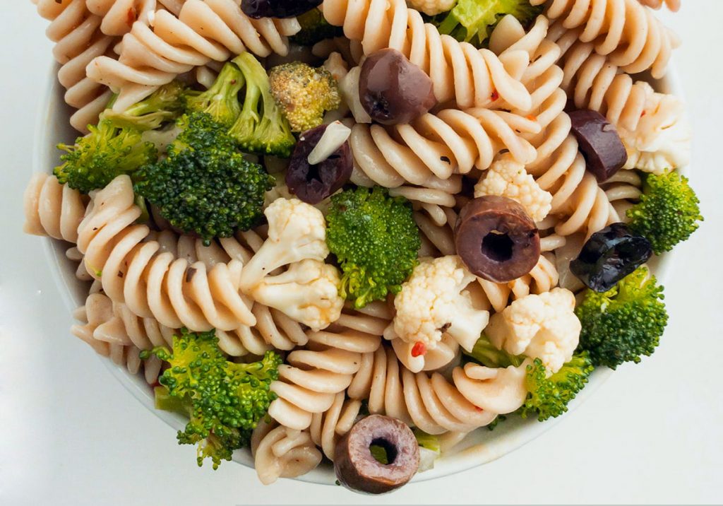 ensalada vegana de pasta y brocoli